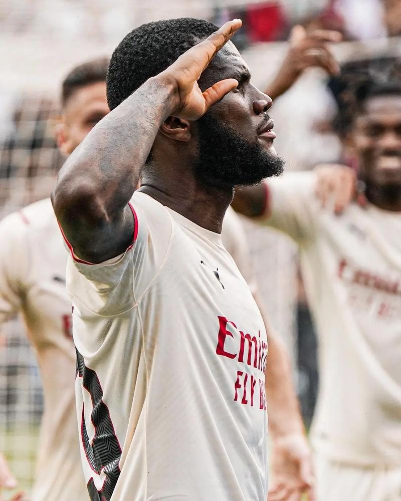 佩雷茨：诺伊尔是有史以来最优秀的门将；我本想成为汉堡首发（佩雷茨：诺伊尔堪称史上最佳门将；我曾盼在汉堡坐稳主力）