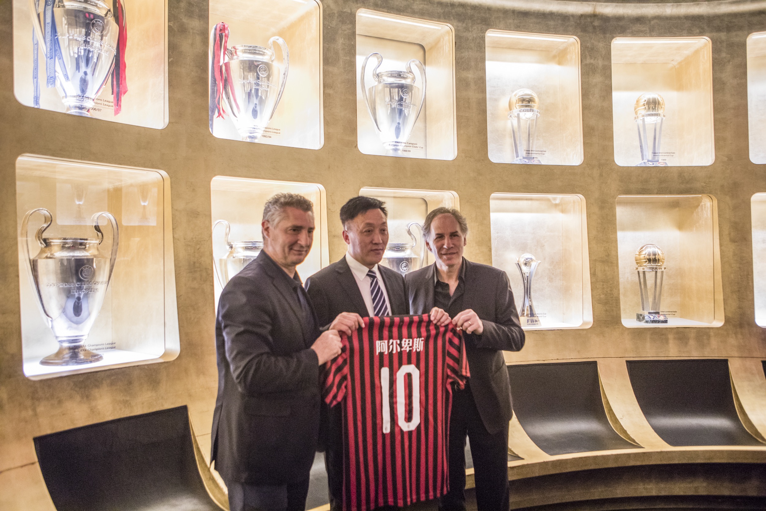 土耳其女球员狂砍69分，面相妆容神似李梦，引爱德华兹疯狂示爱（土耳其女将狂轰69分，妆容酷似李梦，爱德华兹高调示爱）