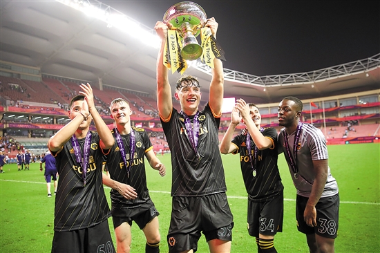 💥愤怒了！梅西离开体育场后，球迷冲场投水瓶+撕毁海报（梅西离场后爆发骚乱：球迷冲入场内投掷水瓶并撕毁海报）