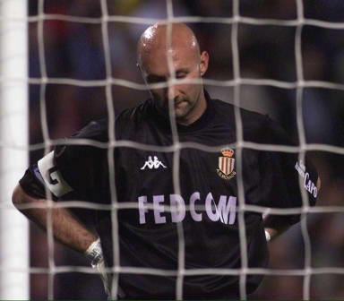 阿隆索在皇家马德里时间已经不多齐达内和阿尔韦罗亚正等着他上场（阿隆索在皇马的时间进入倒计时，齐达内和阿韦罗亚正等他登场）