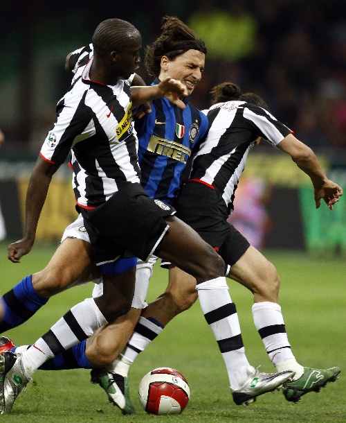 土媒：土超球员返回途中汽车突然起火，好在球员本人提前下车（土超球员返程途中座驾突发起火，所幸本人已先行下车）