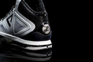 欧足联官方：迪亚斯因飞铲阿什拉夫染红追加停赛三场（欧足联确认：迪亚斯飞铲阿什拉夫吃红，追加停赛三场）