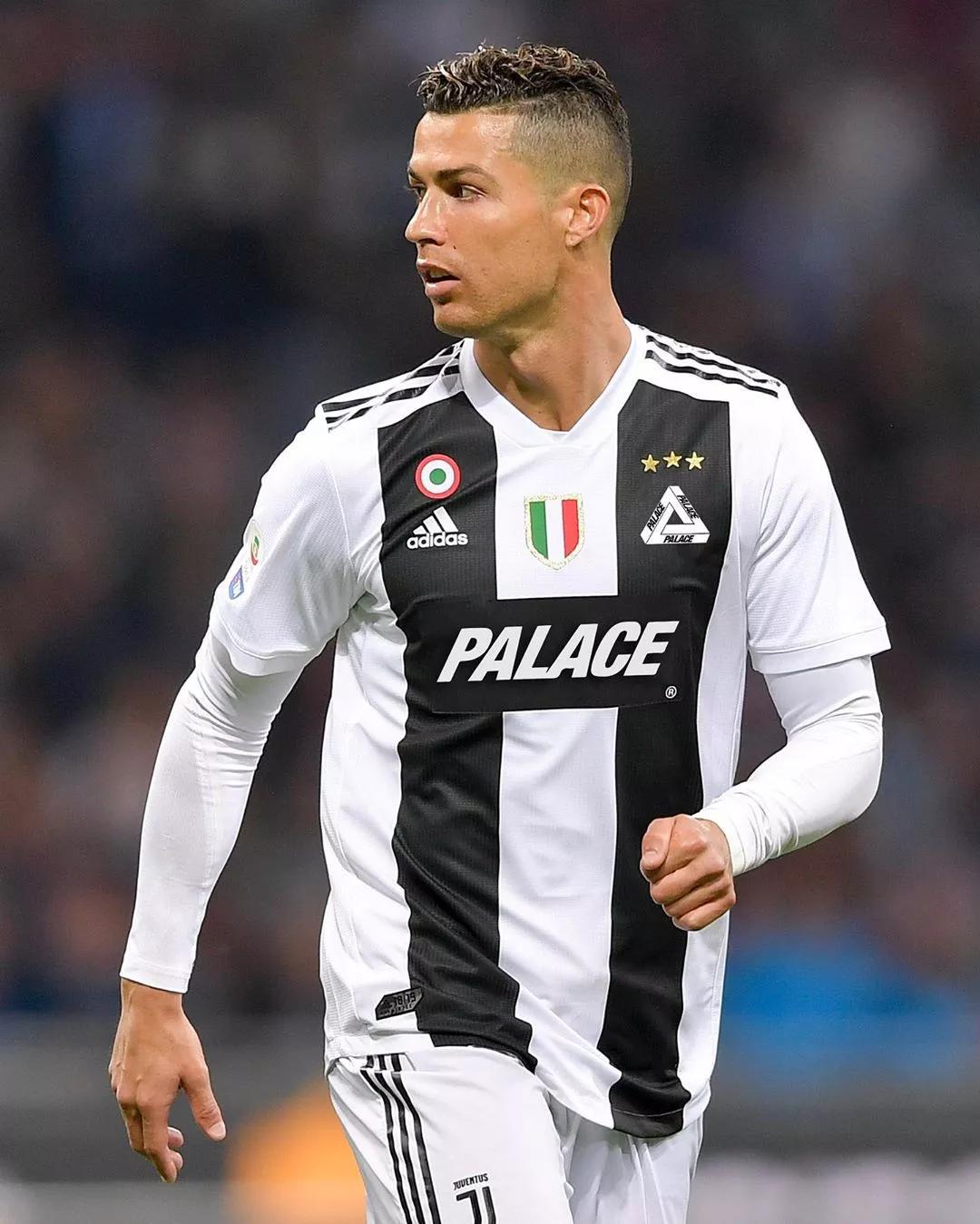 巴萨遭遇危险对手！法兰克福进攻凶猛防守漏洞百出，欧冠生死战提前上演（欧冠生死前哨战：巴萨遭遇法兰克福，进攻火力爆棚、防线漏洞频出）