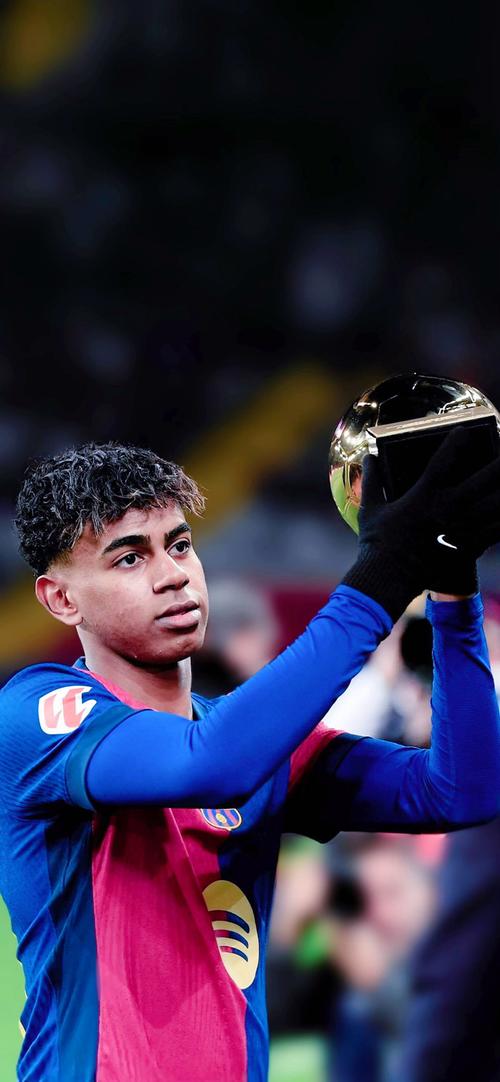 德拉富恩特谈卡瓦哈尔和亚马尔冲突：队内就像一家人一样团结（德拉富恩特：卡瓦哈尔与亚马尔虽有冲突，球队仍如家般团结）