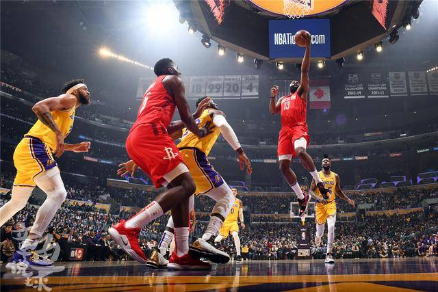 勇士新赛季名单敲定 库里领衔出战（勇士确定新季大名单 库里率队征战）