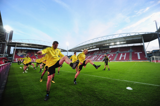 足球国足再次加练射门，教练组严要求（国足再度强化射门训练，教练组从严把关）