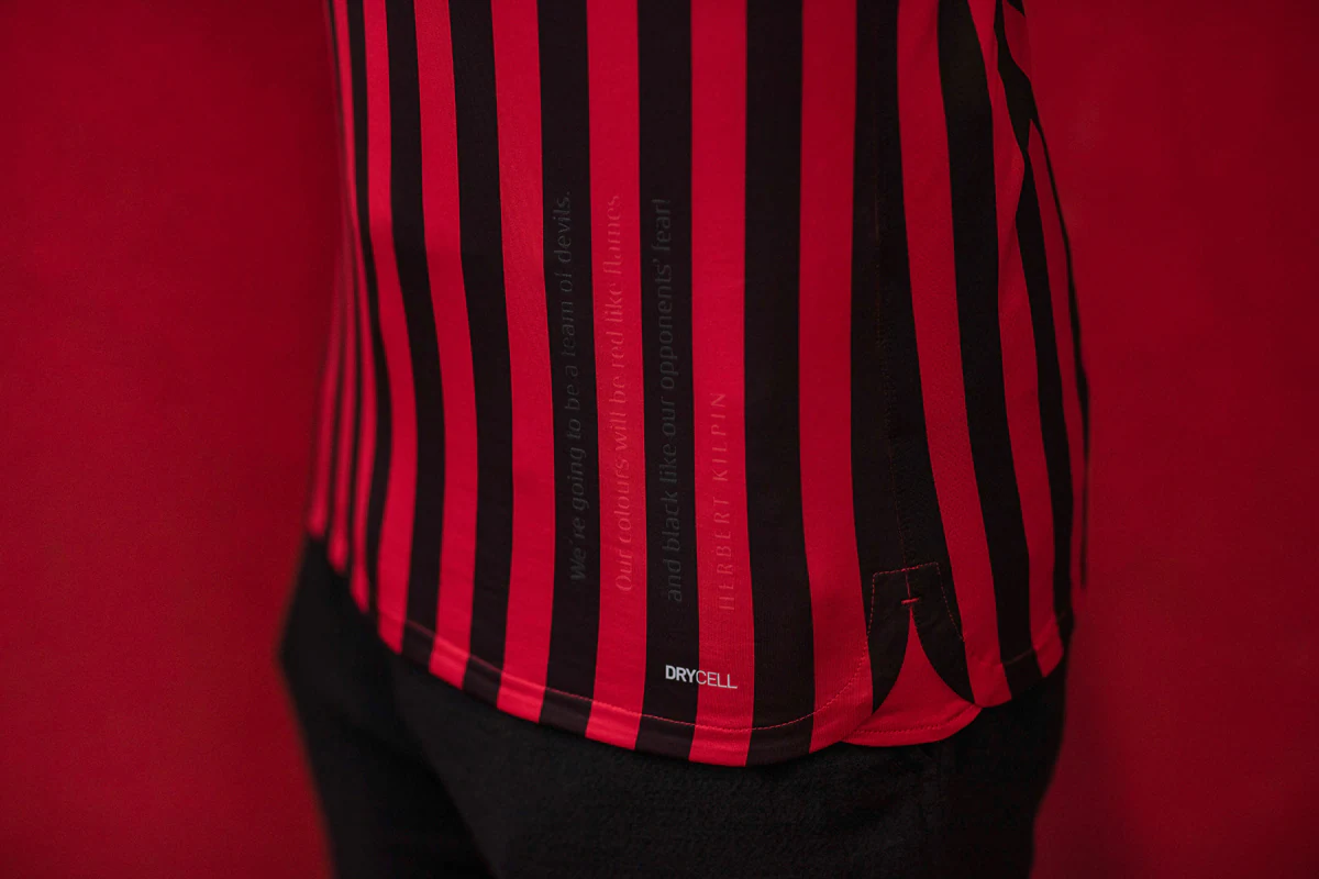 随迈阿密国际夺冠，德保罗赛后剪下主场球网留念（随国际迈阿密加冕冠军，德保罗赛后剪下主场球网作纪念）