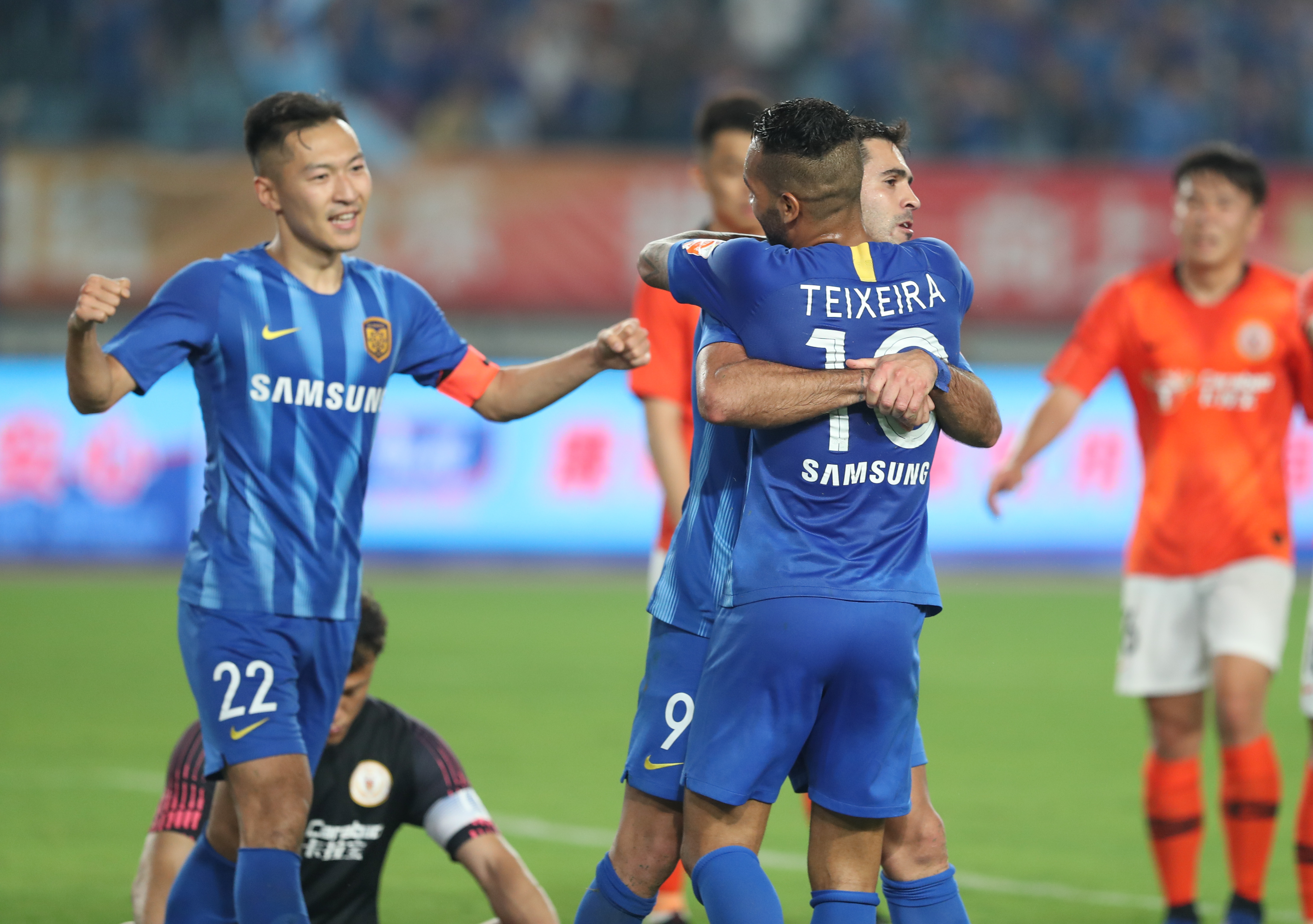 浙江vs海牛：双方均4外援首发，王钰栋出战，汪士钦替补（浙江对阵海牛：两队皆四外援先发，王钰栋出战，汪士钦替补）