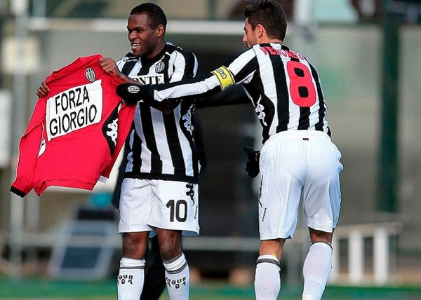 巴萨梅西进球助球队领先塞维利亚（梅西建功助巴萨领先塞维利亚）